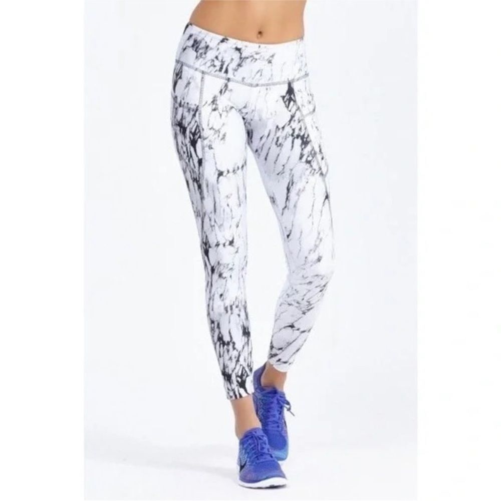 Ladie Strut This Brand Marble Print White Flynn Pocket 7/8 Leggings One Size